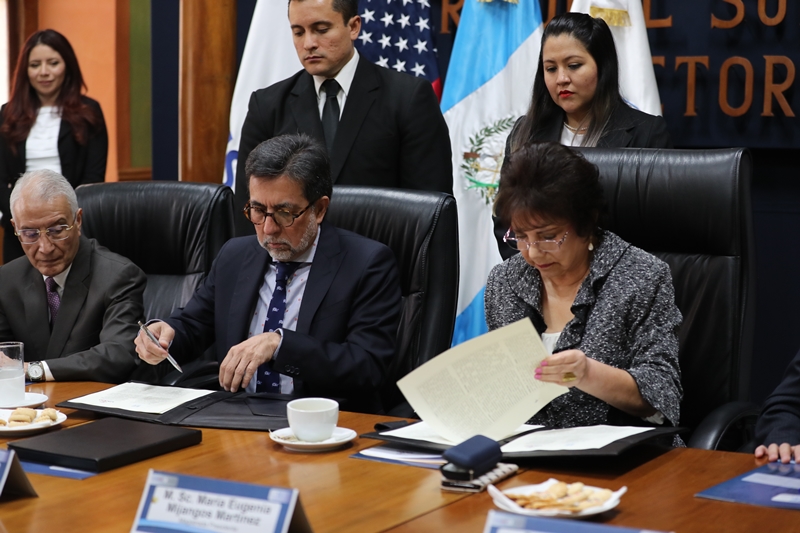 Luis Arreaga, embajador de los Estados Unidos, y María Eugenia Mijangos firman el convenio de cooperación. (Foto Prensa Libre: Érick Ávila).