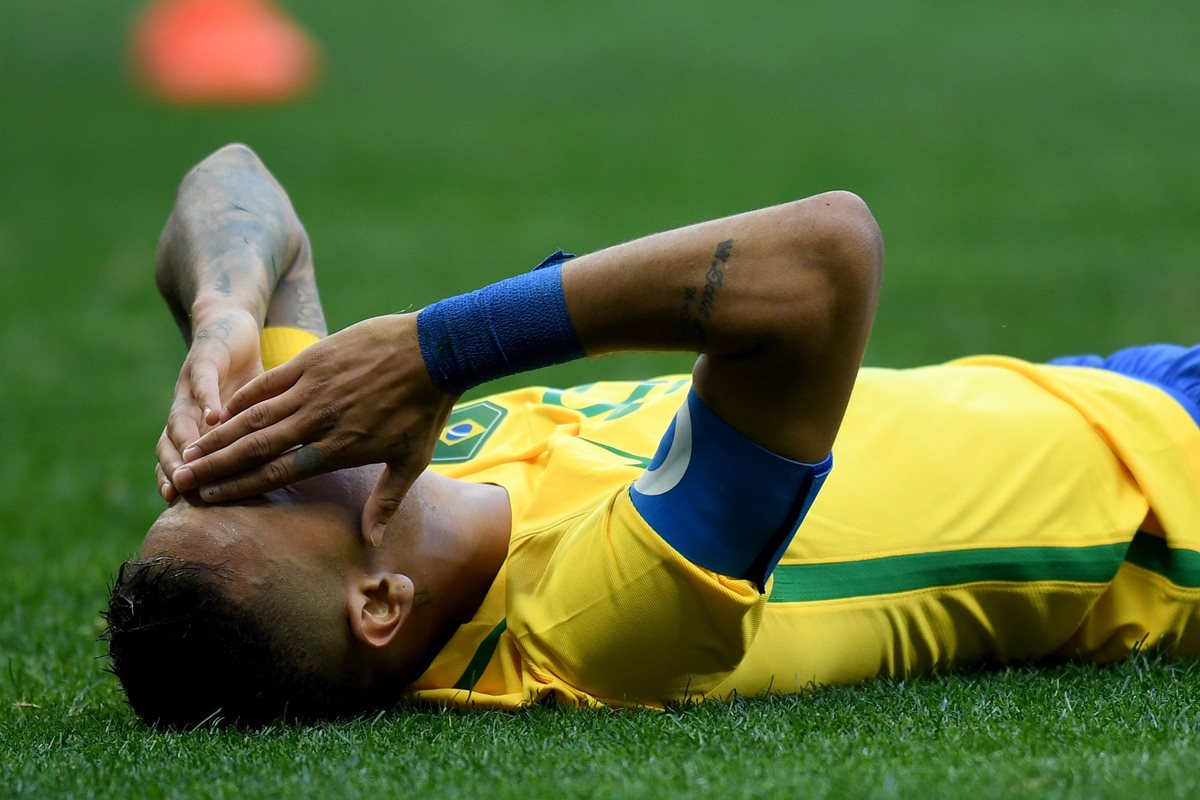 Neymar luce su decepción después del empate de Brasil 0-0 contra Sudáfrica. (Foto Prensa Libre: AFP).