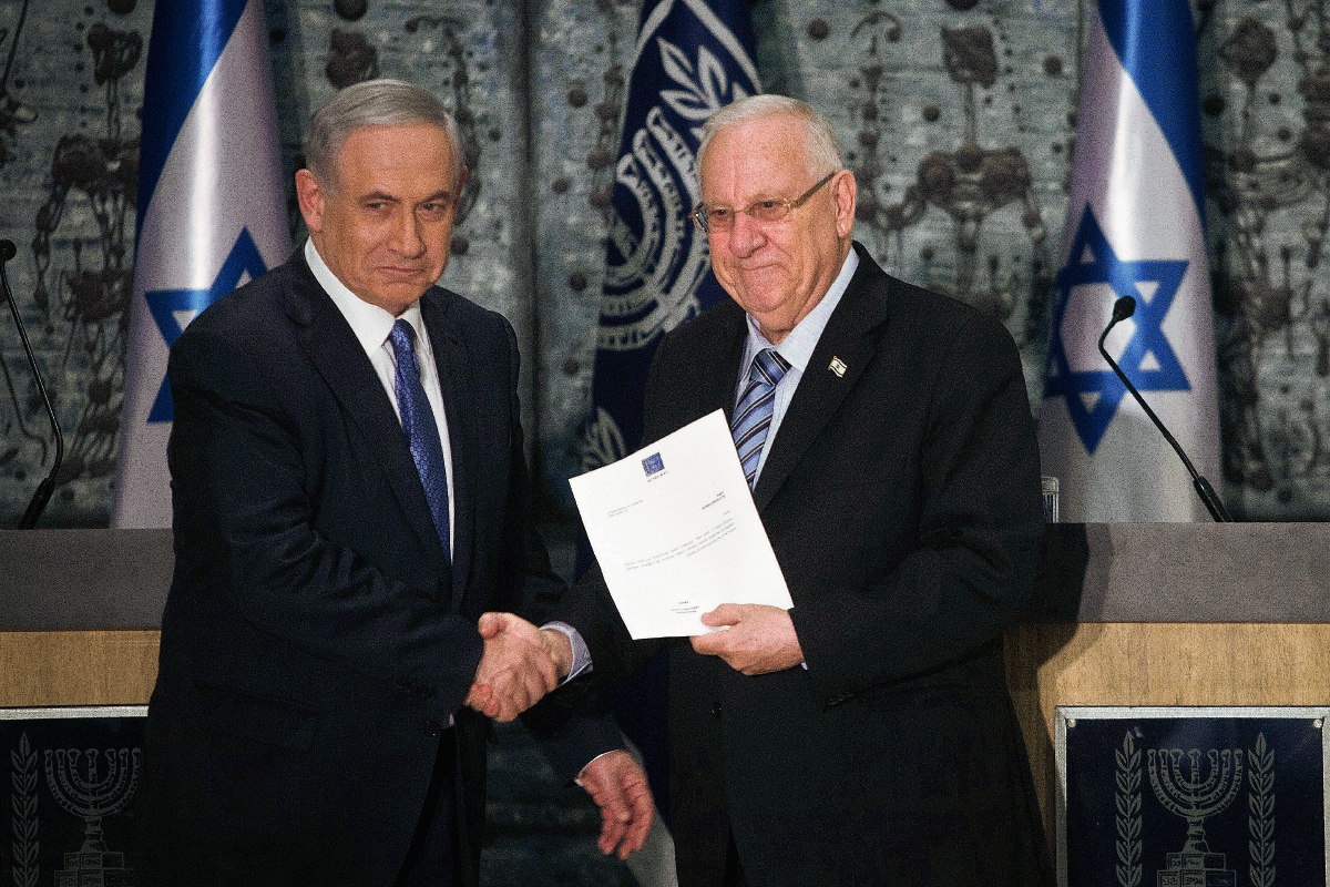 El primer ministro israelí, Benjamin Netanyahu, se da la mano con el presidente israelí, Reuven Rivlin en Jerusalén (Foto Prensa Libre:AP)