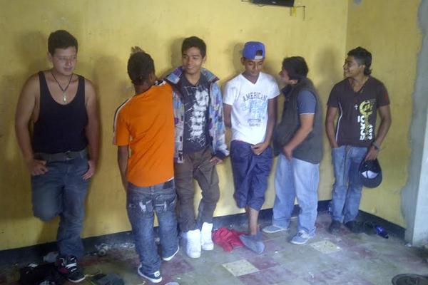 Presuntos pandilleros capturados en Villa Nueva. (Foto Prensa Libre: Estuardo Paredes)