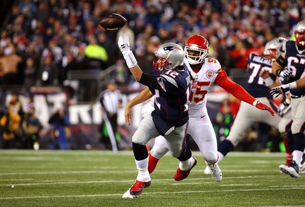 De la mano de Tom Brady los Patriots avanzan a su quinta final. (Foto Prensa Libre: AP)
