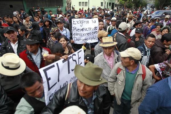 Cientos de simpatizantes del PP manifestaron frente a las instalaciones del TSE.