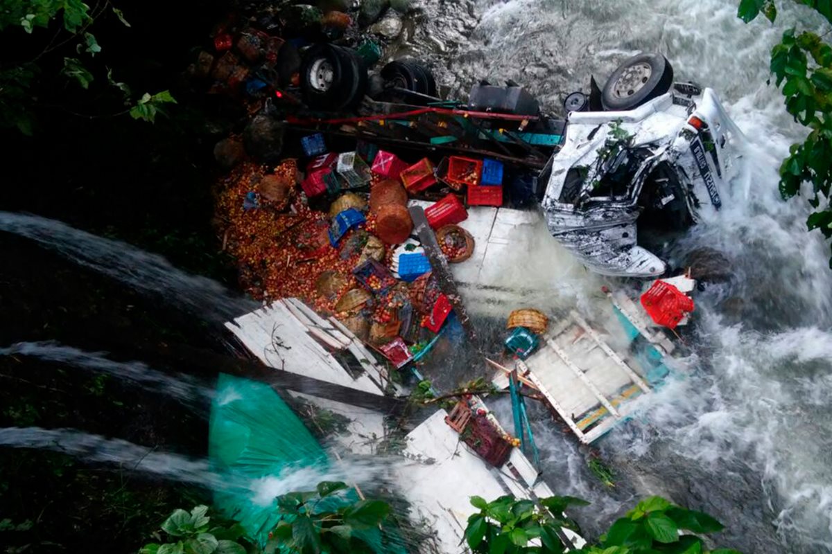 El camión cayó en el río Negro, San Pablo, San Marcos. (Foto Prensa Libre: Whitmer Barrera)