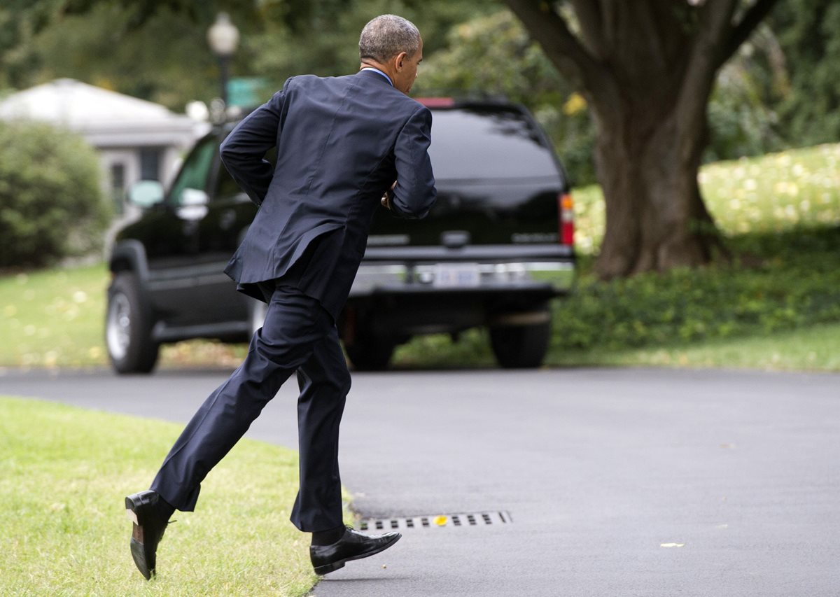 El presidente de EE. UU., Barack Obama, corre hacia la Casa Blanca. (Foto Prensa Libre: AFP).