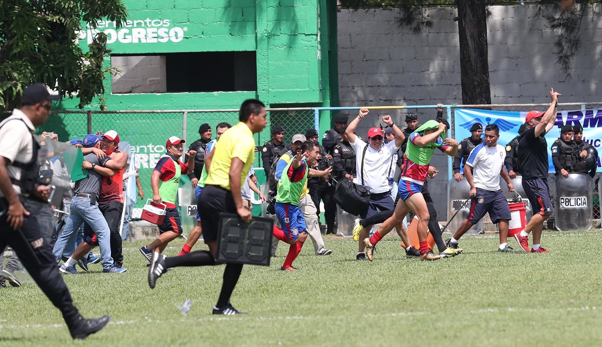 Así explotaron de felicidad los jugadores chivos al eliminar a Sanarate. (Foto Prensa Libre: Francisco Sánchez).
