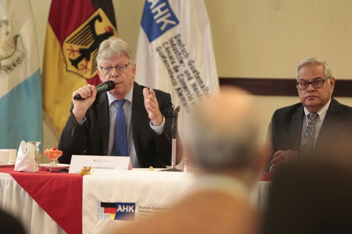Embajador de Alemania, Harald Klein, durante el conversatorio organizado por la Cámara de Comercio e Industria Guatemalteco-Alemana. (Foto Prensa Libre: Carlos Hernández)