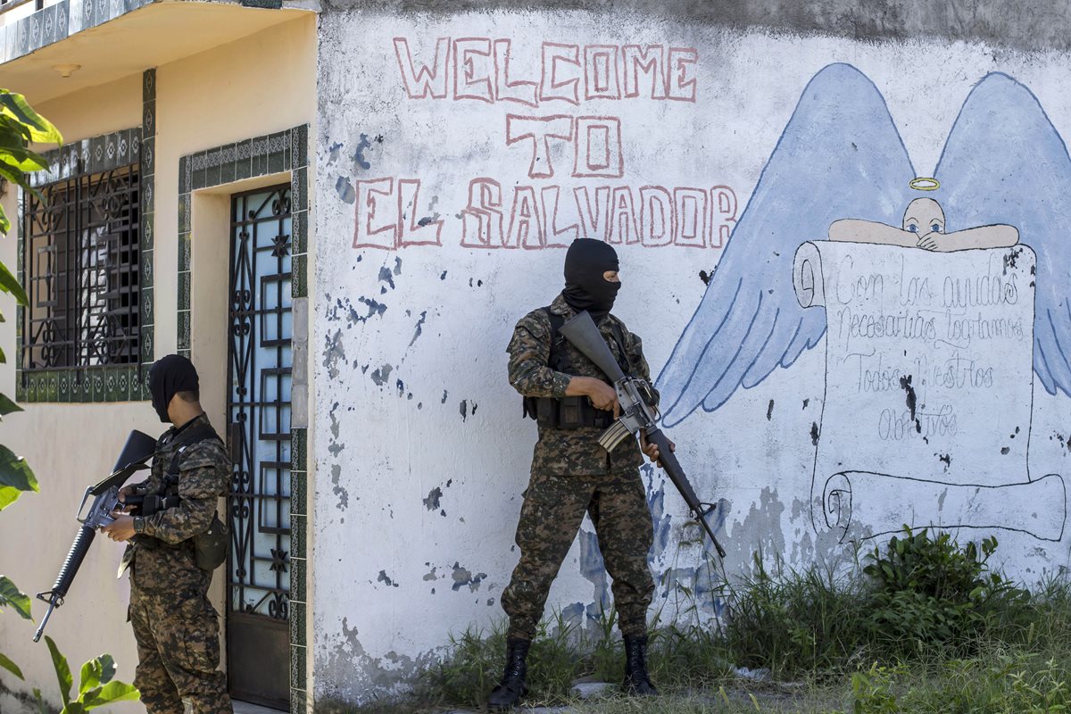 Soldados vigilan un barrio de Ilopango, El Salvador, copado por las pandillas. (Foto Prensa Libre: AP).