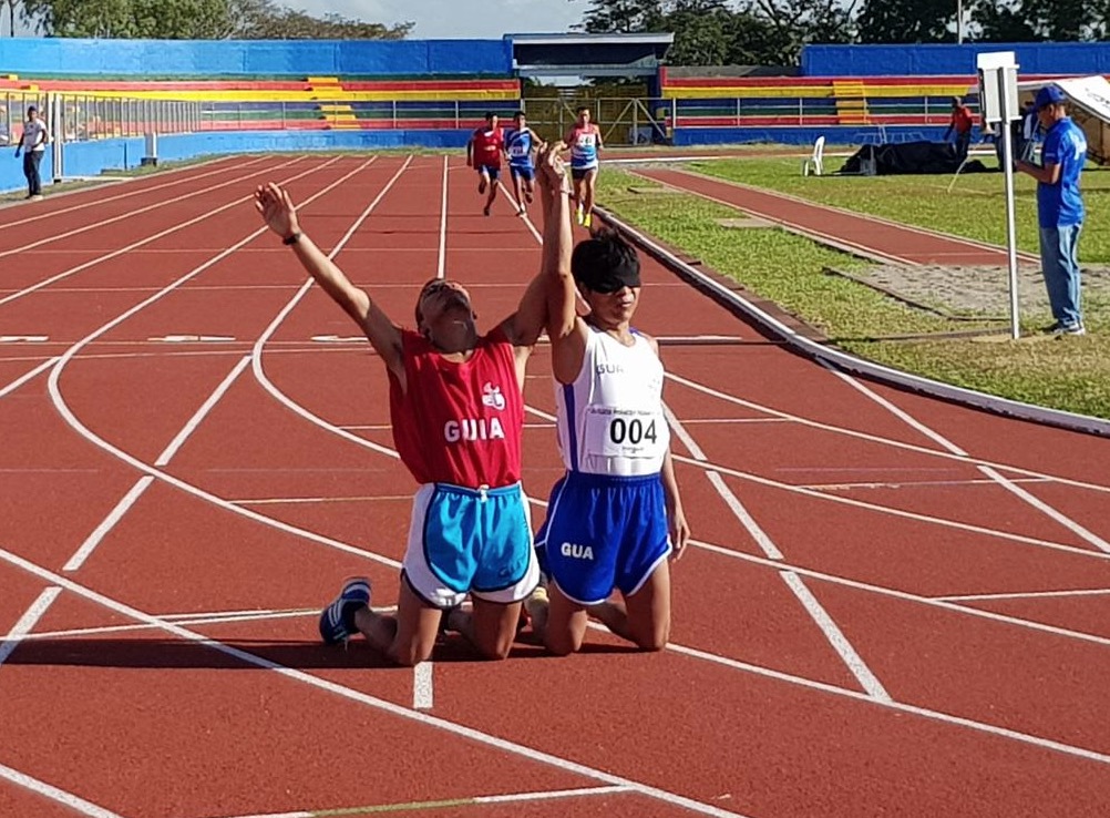 Raxón levanta las manos en señal de agradecimiento. (Foto Prensa Libre: CDAG)