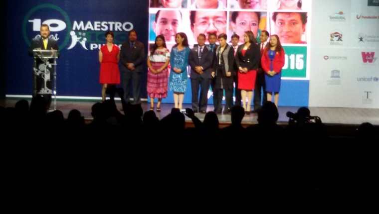 Los maestros y directores premiados en el programa de Empresarios por la Educación. (Foto Prensa Libre: Alvaro Interiano)