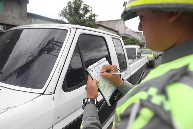 Los multas que emiten los agentes de Emetra pueden ser apeladas para diminuir o anular la sanción. (Foto Prensa Libre: Hemeroteca PL)
