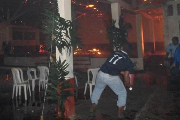 Vecinos de Ixcán tratan se sofocar las llamas. (Foto Prensa Libre: Kevin Urizar, tomada de la página de Facebook de la Municipalidad de Ixcán)<br _mce_bogus="1"/>