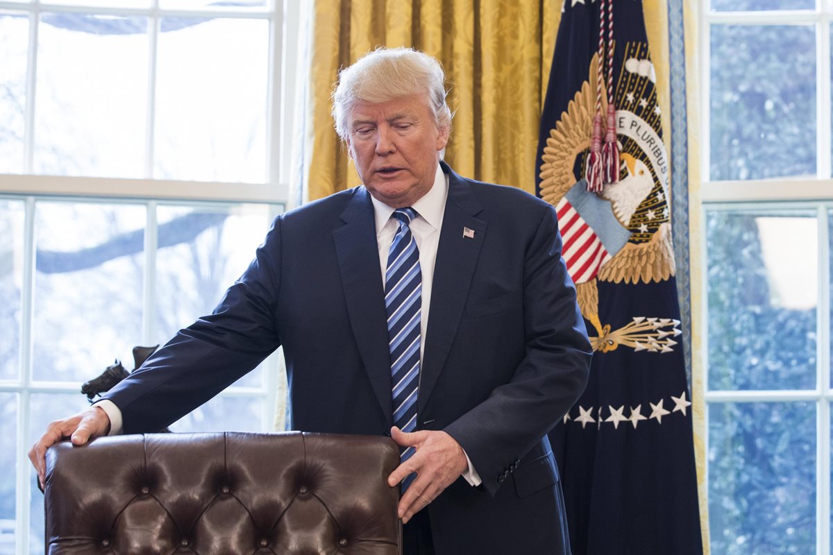 Donald Trump en su escritorio en el salón Oval de la Casa Blanca. El mandatario estadounidense probablemente acudirá ante la Corte Suprema. (Foto Prensa Libre: EFE)
