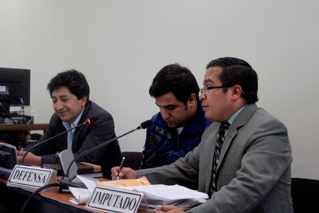 Carlos Roberto León Barillas, sindicado de tres crímenes, -al centro- escucha la decisión del Juzgado de Primera Instancia Penal de Quetzaltenango. (Foto Prensa Libre: María José Longo)