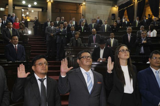 El Congreso juramentó a tres nuevos diputados. (Foto Prensa Libre: Paulo Raquec)