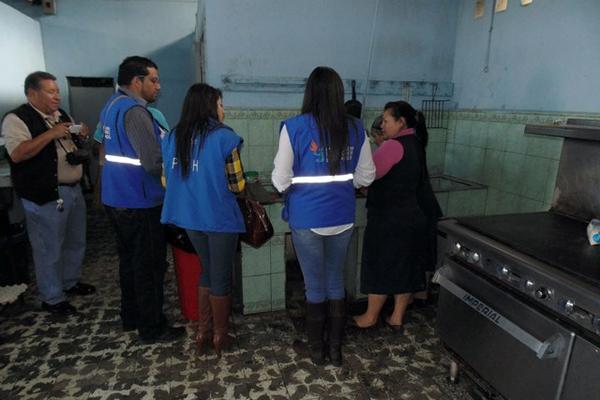 Delegados de la PDH dialogan con personal de la cocina del Hospital Nacional de Jalapa. (Foto Prensa Libre: Hugo Oliva)