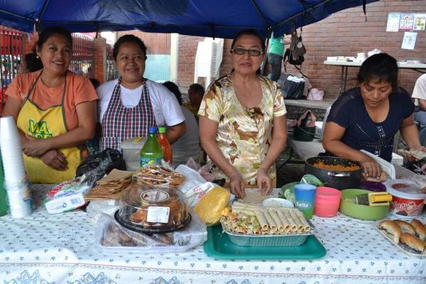 Los más variados platillos de la gastronomía nacional se ofrecen durante  los festejos del patrono Santiago Apóstol.  (Foto Prensa Libre: Édgar  O. Girón)