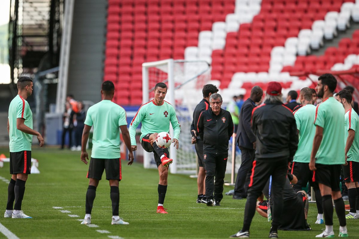 La selección de Portugal está obligada a ganar contra la local Rusia para seguir con vida en la Copa Confederaciones. (Foto Prensa Libre: EFE)