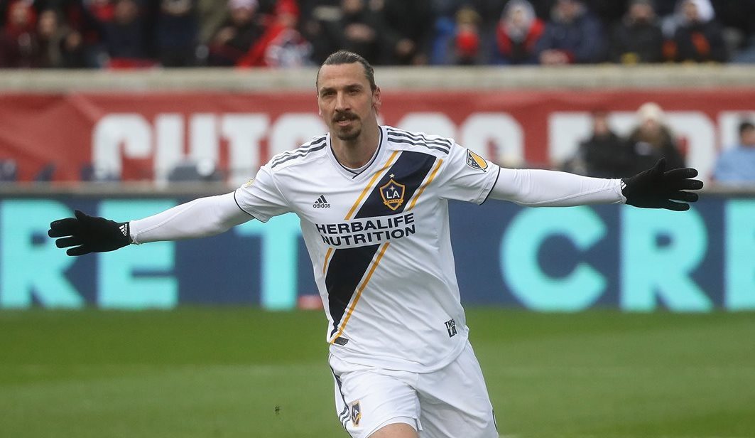 Zlatan Ibrahimovic anotó el único gol que le dio el triunfo a Los Ángeles Galaxy frente al Chicago Fire el sábado último. (Foto Prensa Libre: AFP)
