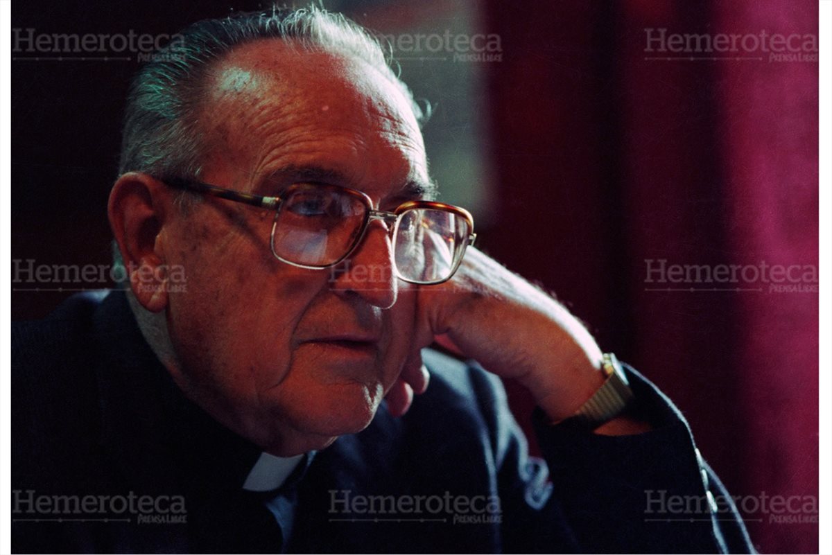 Foto clásica de monseñor Gerardi, en actitud de reflexión, durante una entrevista. (Foto: Hemeroteca PL)