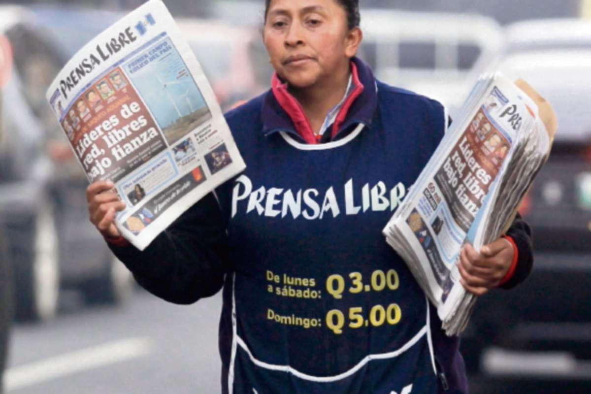 Cada día es una nueva oportunidad para empezar, dijo Raquiac, quien deja a sus hijos en la madrugada para llevar la información a los lectores. Camina desde el kilómetro 15.5 de la carretera a El Salvador para pasar por los comerciales del sector y entregar un ejemplar de Prensa Libre.