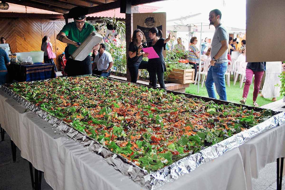Una ensalada orgánica gigante fue preparada el sábado en Xela, para promover una alimentación saludable. (Foto Prensa Libre: Alejandra Martínez)
