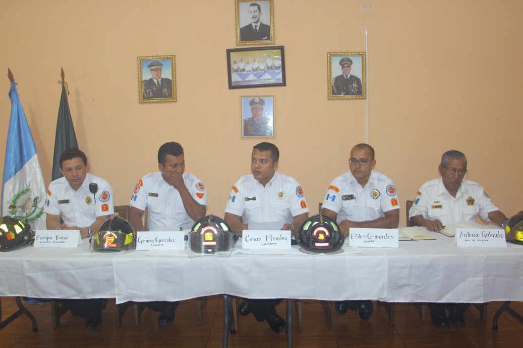 Socorristas de la cabecera de Escuintla explican plan de contingencia durante comicios generales. (Foto Prensa Libre: Melvin Sandoval)