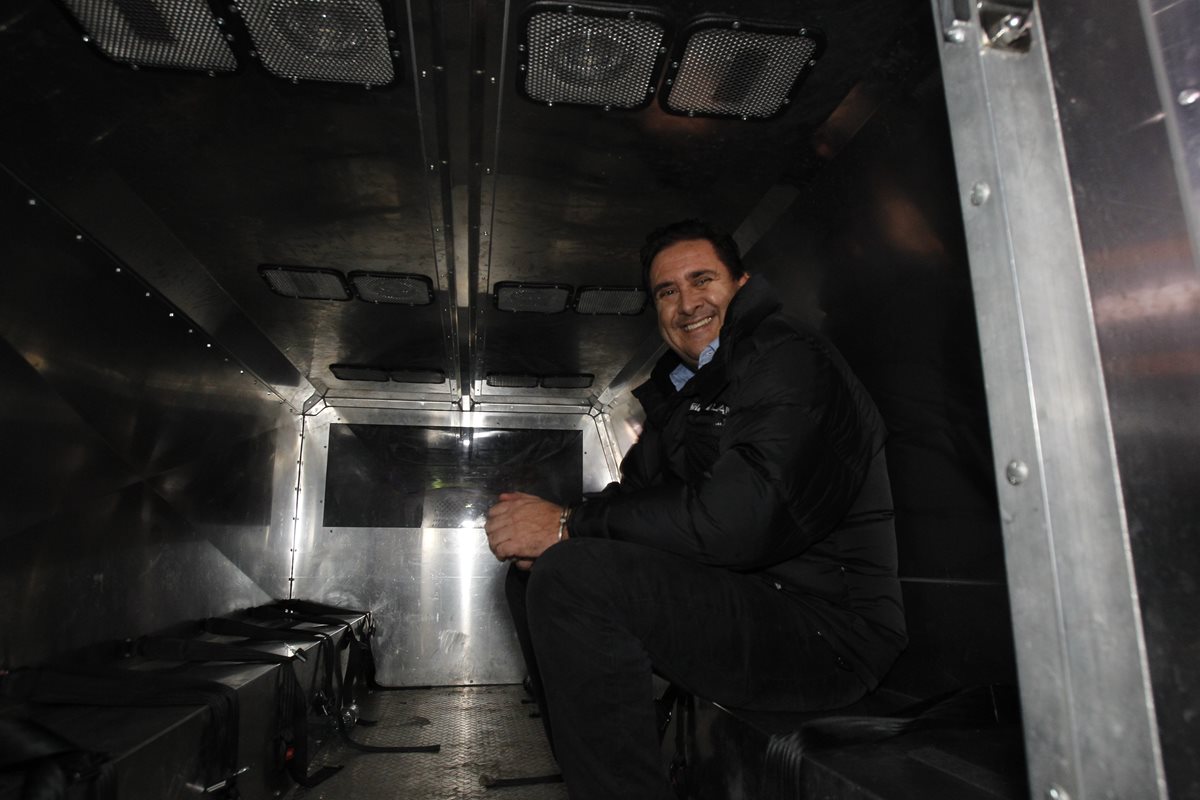 Gustavo Alejos es trasladado a la cárcel del Cuartel Militar Mariscal Zavala después de una audiencia en Tribunales. (Foto Prensa Libre: Hemeroteca PL).