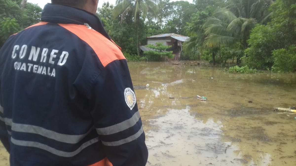 Personal de Conred verifica las áreas inundadas en La Libertad, Petén. (Foto Prensa Libre: Conred)