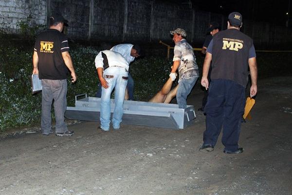 Peritos  del MP trabajan  en el lugar donde quedó  el cadáver  de Enriquez Velásquez. (Foto Prensa Libre: Edwin Perdomo).  <br _mce_bogus="1"/>