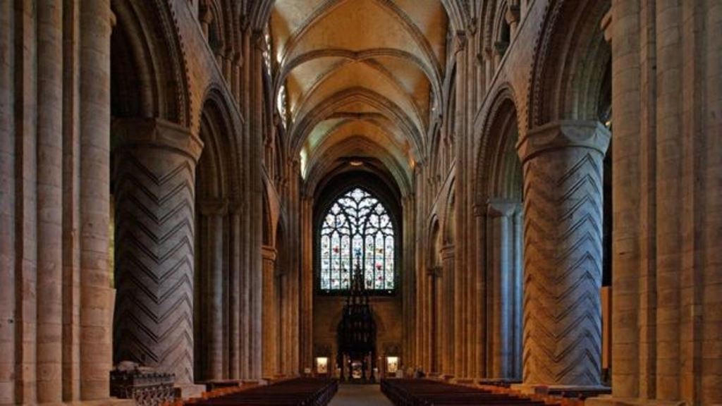 La catedral de Durham ha sido testigo de muchos cambios en el último milenio. Los teléfonos inteligentes son el más reciente. (GETTY IMAGES)