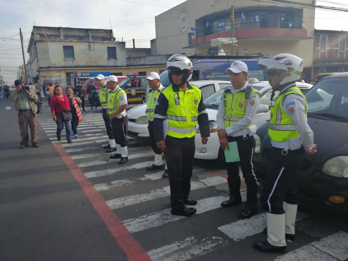 Agentes de la Policía Municipal se ubican en los alrededores del Hospital General San Juan de Dios. (Foto Prensa Libre: Estuardo Paredes)