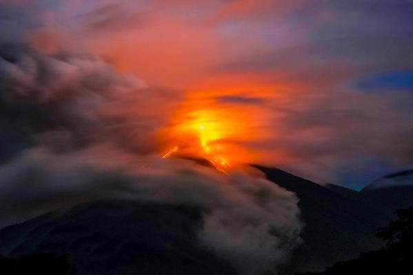 Volcán de Fuego lanza lava y alerta a las autoridades. (Foto Prensa Libre: Conred)