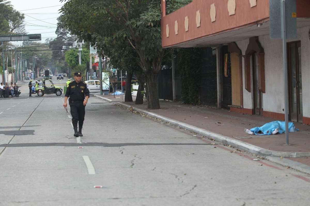 PNC resguarda el lugar del ataque. (Foto Prensa Libre: Erick Avila)