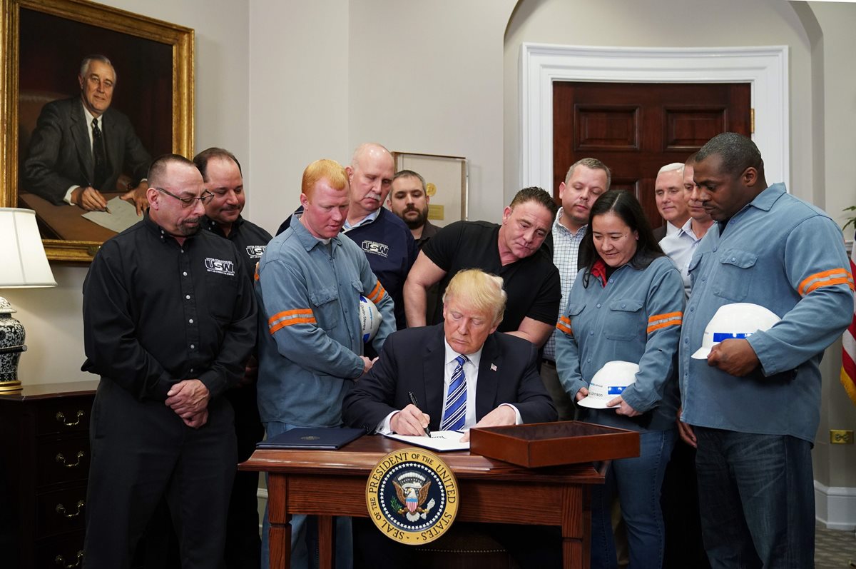 Donald Trump, firma las Proclamaciones de la Sección 232 sobre importaciones de acero y aluminio en la Oficina Oval de la Casa Blanca el 8 de marzo de 2018, en Washington, DC. (AFP).