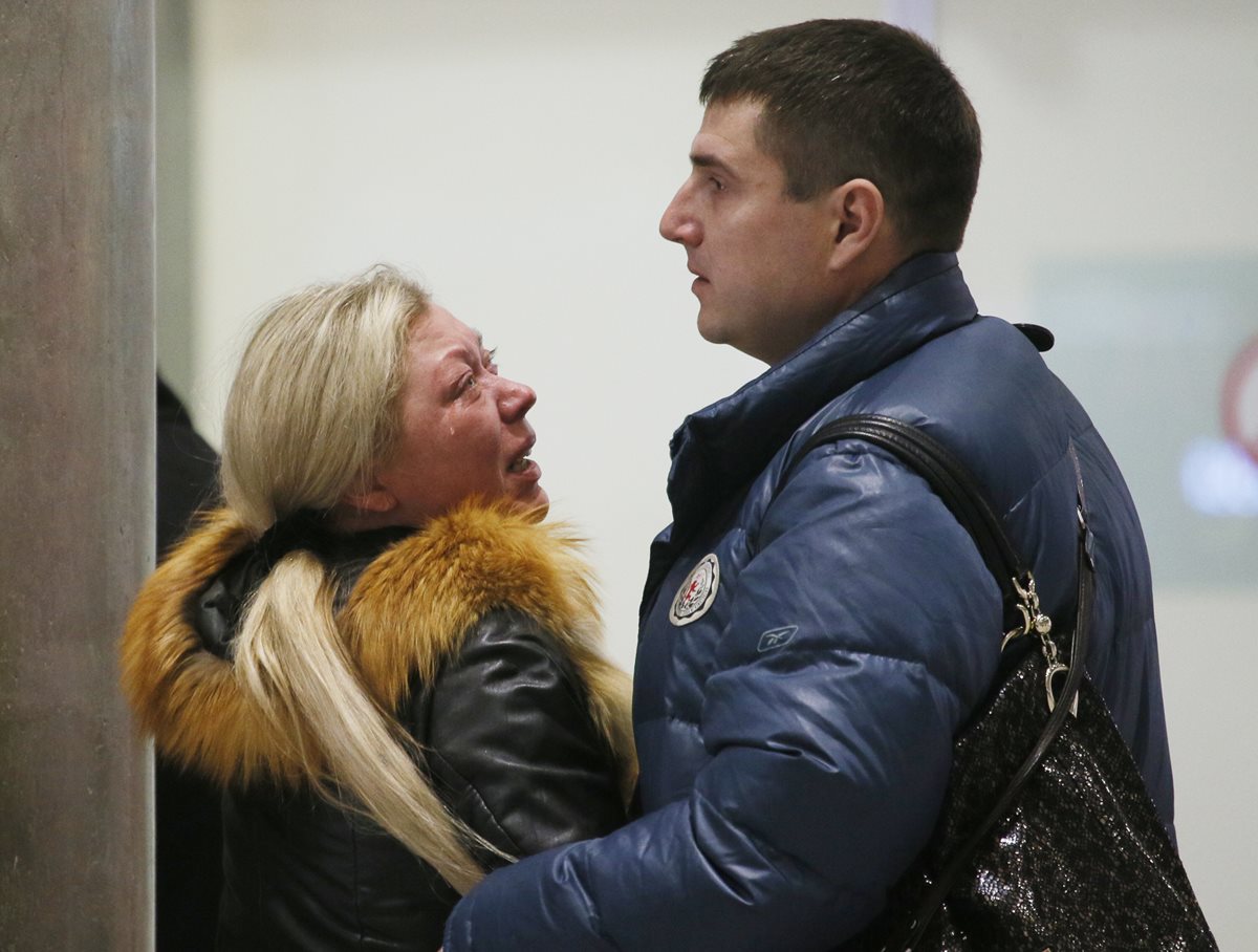 La treagedia enluta a las familias rusas. En la fotografía dos familiares de las víctimas lloran. (Foto Prensa Libre: AP).