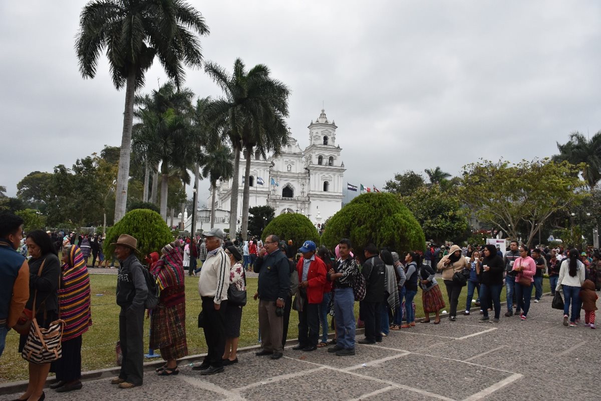 Durante el fin de semana los fieles católicos de diferentes regiones han llegado a la Basílica de Esquipulas.(Foto Prensa Libre: Mario Morales)