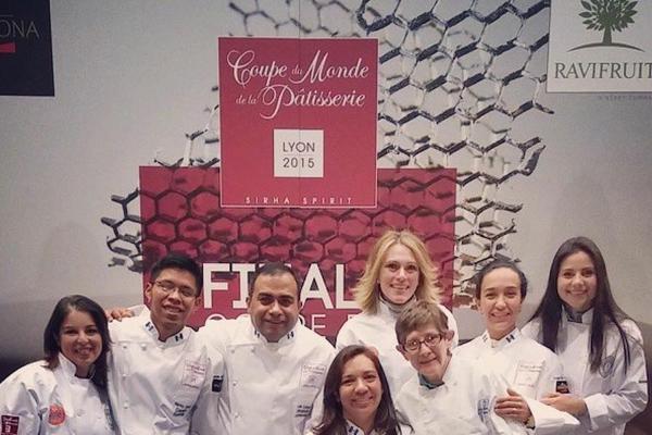 Guatemaltecos durante la competencia mundial de repostería junto a otros participantes. (Foto Prensa Libre: Selección Guatemalteca de Repostería)