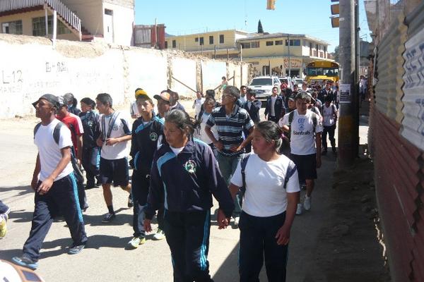 Padres de familia y estudiantes recorrieron calles de la cabecera de San Marcos. (Foto Prensa Libre: Genner Guzmán)<br _mce_bogus="1"/>