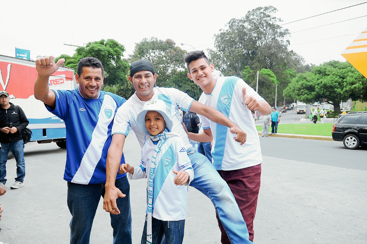 Desde temprano, los aficionados de la Selección de Futbol de Guatemala, se hicieron presentes al estadio Mateo Flores, para darle su apoyo a la Bicolor. (Foto Prensa Libre: Óscar Felipe)