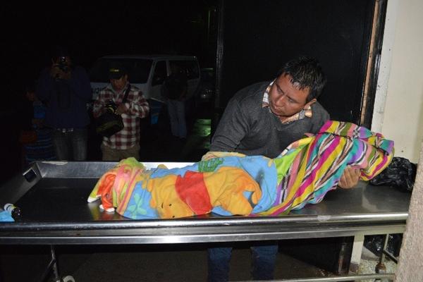 Familiar ingresa el cadáver de Wilson Abraham Mauricio Ixcoy a la morgue de San Bartolo, Totonicapán. (Foto Prensa Libre: Édgar Domínguez)