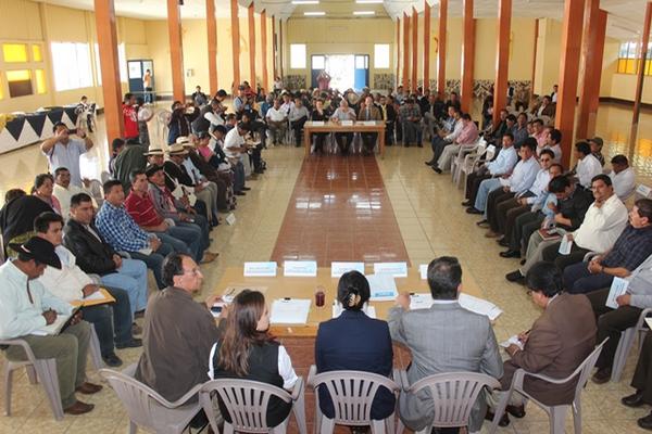 Hoy se llevó a cabo la tercera reunión de la mesa de diálogo para evitar la conflictividad en Huehuetenango. (Foto Prensa Libre: Milke Castillo)