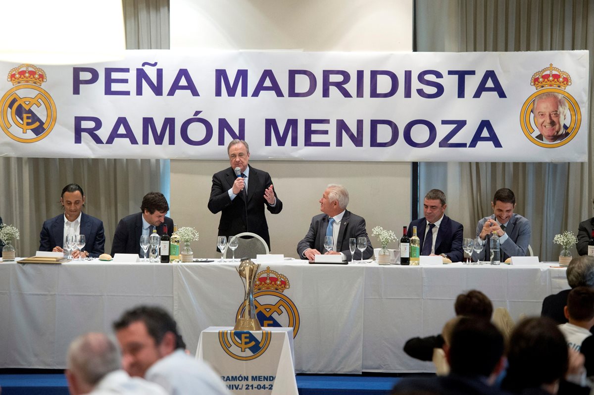 GRAF9943. ALCALÁ DE HENARES (MADRID), 22/04/2018.- El portero costarricense del Real Madrid Keylor Navas (i) y el presidente del club Florentino Pérez (c) durante el acto en el que ha sido nombrado socio de honor de la Peña Ramón Mendoza en su XXX aniversario. EFE/ Fernando Villar