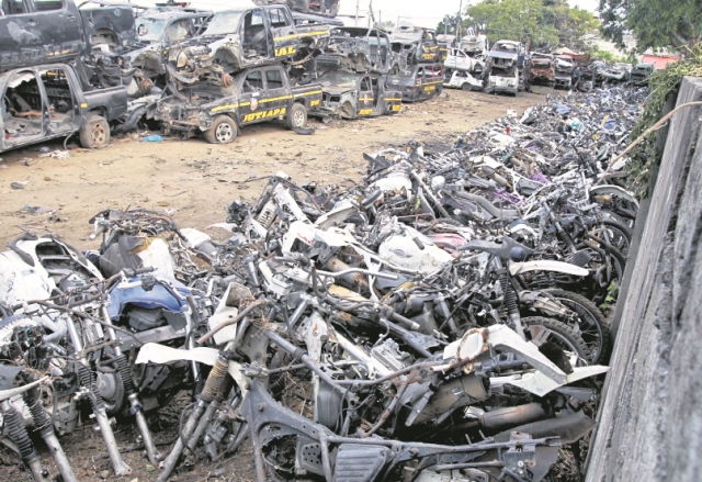 Autopatrullas y motocicletas se encuentran en total abandono, en uno de los parqueos de la PNC. (Foto: Hemeroteca PL)