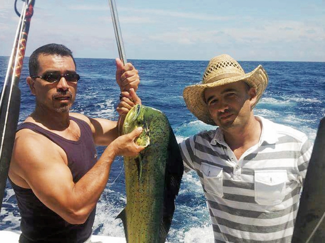 La pesca es otra de las aficiones del congresista del partido de gobierno Ferdy Elías —derecha—.