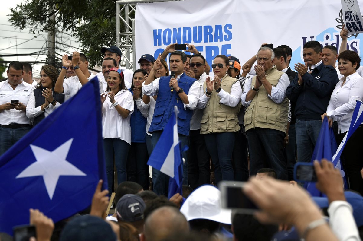Juan Orlando Hernández, mantiene ventaja en los cuestionados comicios del 26 de noviembre en los que aspira a la reelección.(Foto Prensa Libre: AFP)