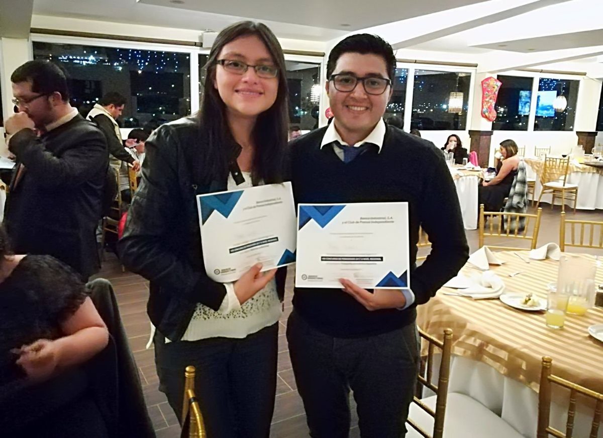 María José Longo y Raúl Juárez fueron reconocidos por el Club de Prensa Independiente de Xela. (Foto: Cortesía)