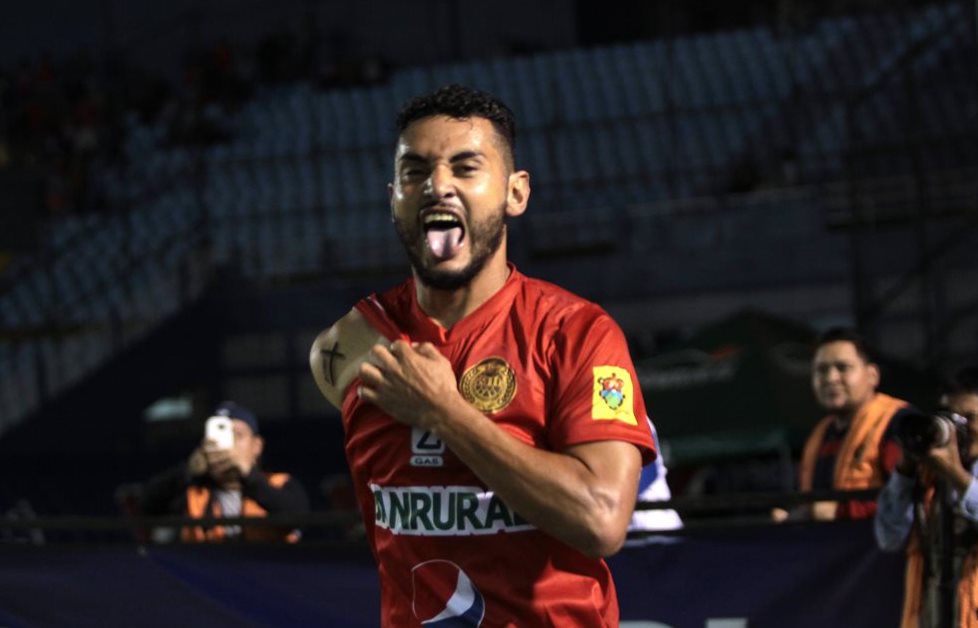 Danilo Guerra festeja su primera anotación en un Clásico que le dio el triunfo a Municipal. (Foto Prensa Libre: Jesús Cuque)