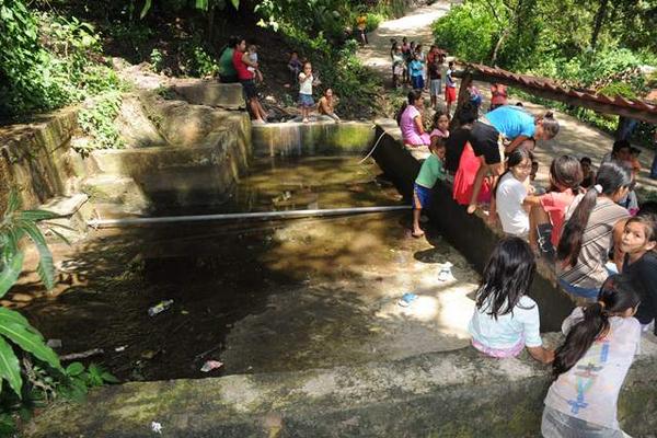 El manantial  ya no se da abasto. (Foto Prensa Libre: Oswaldo Cardona)