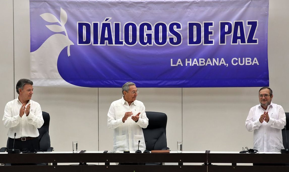 De izq. a der.,Juan Manuel Santos, presidente de Colombia, Raúl Castro, presidente de Cuba y Timoleón Jiménez, líder de las Farc, en La Habana, Cuba. (Foto Prensa Libre: EFE).