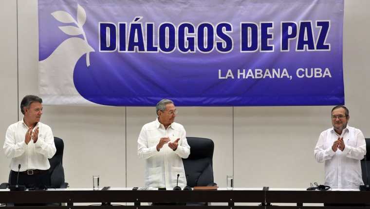 De izq. a der.,Juan Manuel Santos, presidente de Colombia, Raúl Castro, presidente de Cuba y Timoleón Jiménez, líder de las Farc, en La Habana, Cuba. (Foto Prensa Libre: EFE).